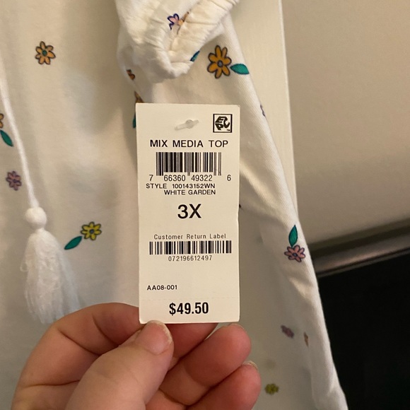 Beautiful white t-shirt with colored details in size 3X. - Picture 3 of 6